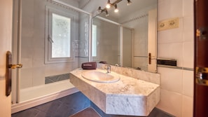 Douche, serviettes fournies