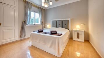 5 bedrooms, free WiFi, bed sheets