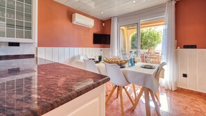 Dining - Villa "Costacabana - Summertime" with Private Pool & Wi-Fi (Lloret de Mar)