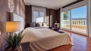 7 bedrooms, free WiFi, bed sheets - Villa "Costacabana - Summertime" with Private Pool & Wi-Fi (Lloret de Mar)