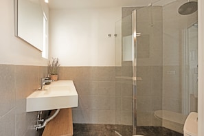 Douche, sèche-cheveux, serviettes fournies