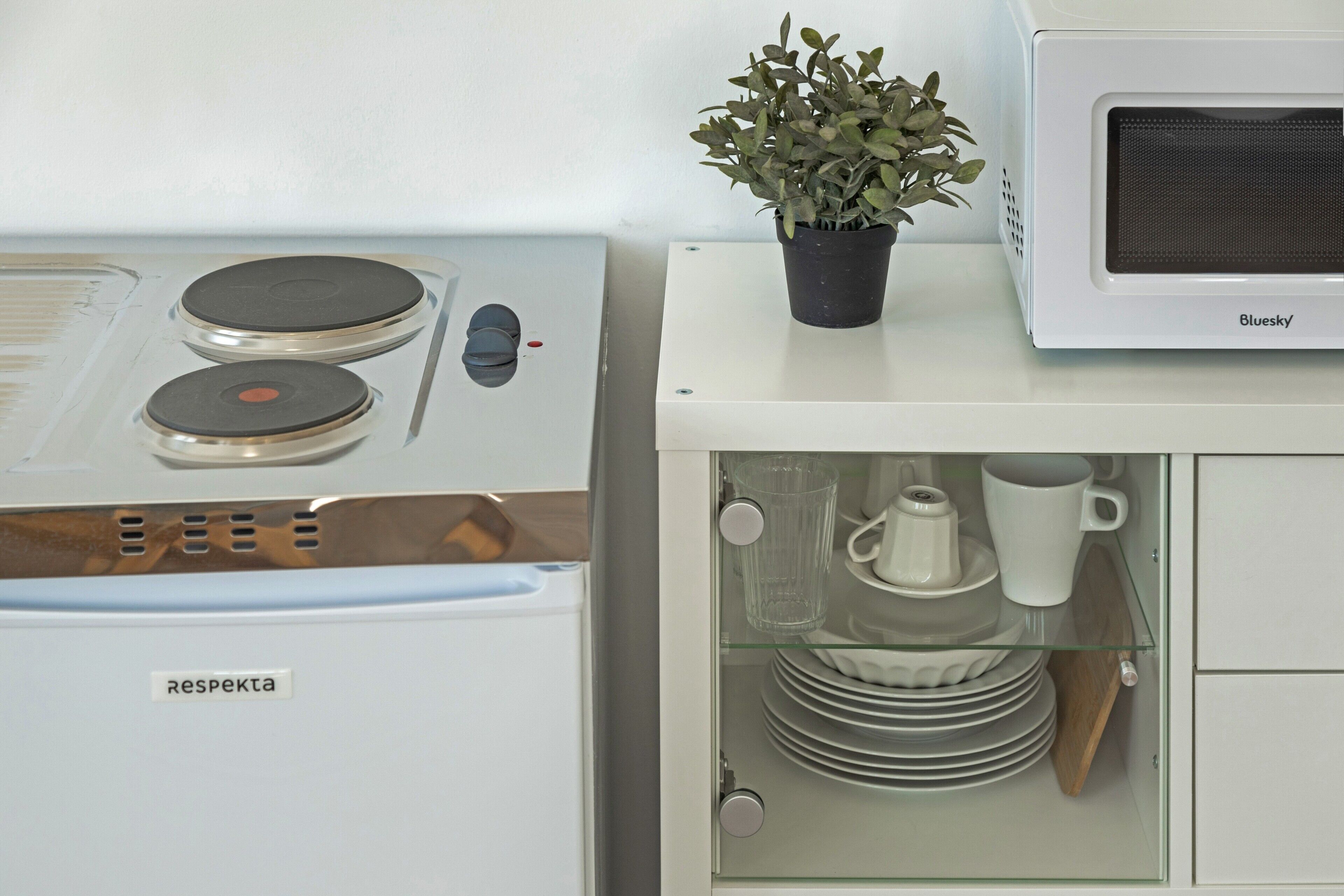 Refrigerador, microondas, parrilla de estufa y cafetera y tetera 
