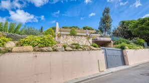 Property grounds - Villa "Costacabana - Mauri" with Sea View, Private Pool & Wi-Fi (Blanes)