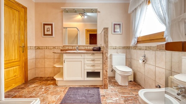 A bathroom with a sink, toilet, and bathtub. - Villa "Costacabana - Cleo" with Sea View, Private Pool & Wi-Fi (lloret de mar)