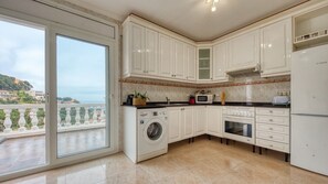 Fridge, microwave, oven, stovetop - Villa 'Costacabana -  Sunrise' with Sea View, Private Pool and Wi-Fi (Lloret de Mar)