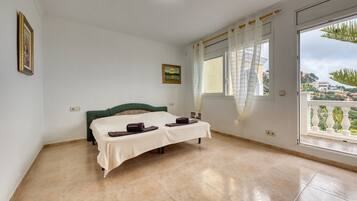 5 bedrooms, free WiFi, bed sheets