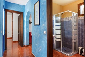 Shower, hair dryer, towels - Vacation Apartment 'Apartamento La Caletilla' with Sea View, Private Terrace and Wi-Fi (Caleta de Sebo)