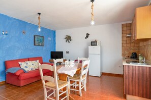 TV - Vacation Apartment 'Apartamento La Caletilla' with Sea View, Private Terrace and Wi-Fi (Caleta de Sebo)