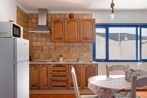 Geladeira, micro-ondas, cooktop, cafeteira/chaleira