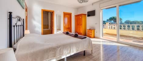 4 bedrooms, free WiFi, bed sheets