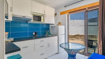 KĂŒhlschrank, Mikrowelle, Herdplatte, Wasserkocher mit Kaffee-/Teezubehör