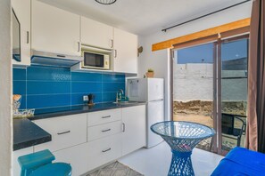 Refrigerador, microondas, parrilla de estufa y cafetera y tetera 