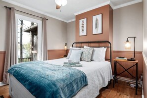 5 chambres, bureau, fer et planche à repasser, lit de bébé portatif