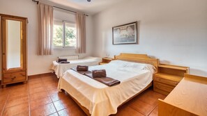 4 bedrooms, free WiFi, bed sheets