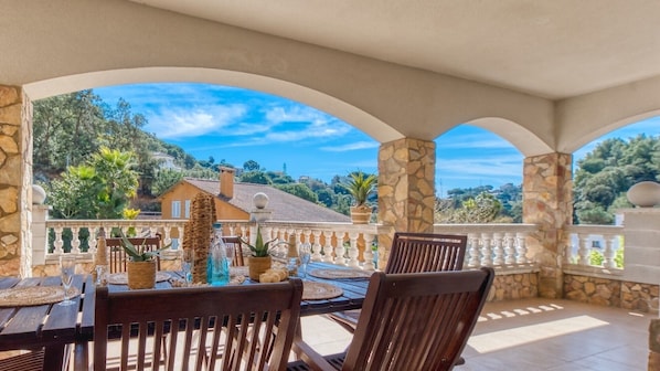 Outdoor dining