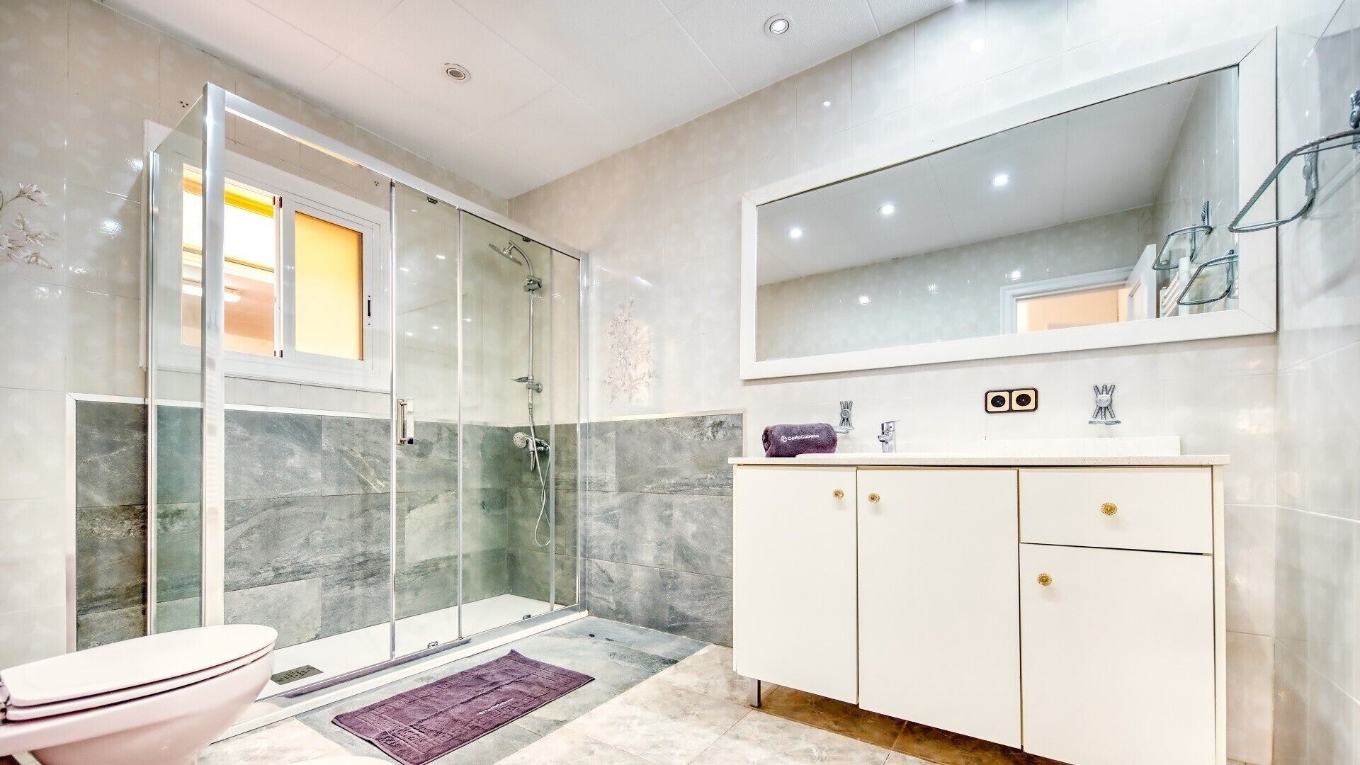Een douche, handdoeken