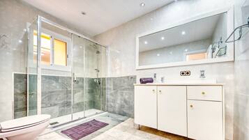 Een douche, handdoeken