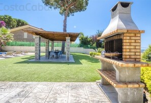 Outdoor dining - Villa "Costacabana - Paris" with Private Pool, 2 Private Terraces & Wi-Fi (Lloret De Mar)