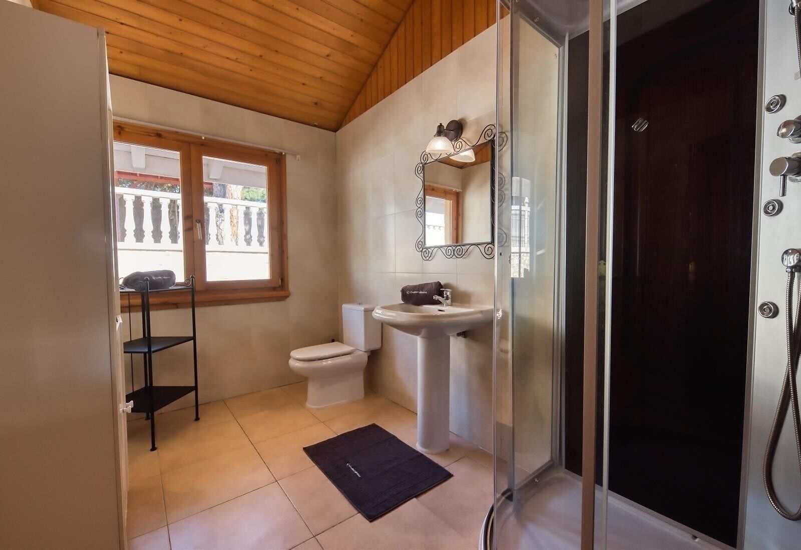Ein Badezimmer mit Toilette, Waschbecken und Dusche.