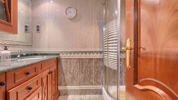 Douche, sèche-cheveux, serviettes fournies