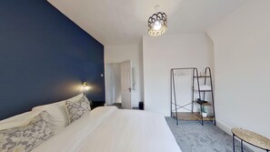 2 soverom, skrivebord, strykejern/-brett og wi-fi (inkludert)