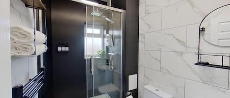 Dusche, Haartrockner, Handtücher, Seife