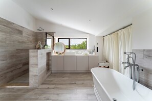 Shower, hair dryer, towels - Holiday Home 'Le Cabanon De Modène' with Mountain View, Wi-Fi and Air Conditioning (Modène)