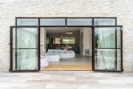 テラス / パティオ. Holiday Home 'Le Cabanon De Modène' with Mountain View, Wi-Fi and Air Conditioning