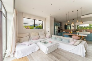 Televisión y chimenea 