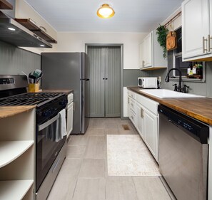 Frigorifero, microonde, forno, piano cottura