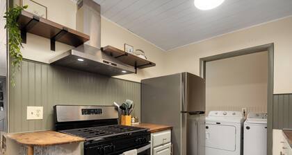 Tranquil & Stylish: Wineries, Hiking, 5min to Town, Hot Tub, Firepit, King bed