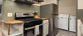 Tranquil & Stylish: Wineries, Hiking, 5min to Town, Hot Tub, Firepit, King bed