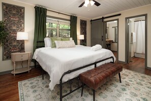 2 bedrooms, desk, iron/ironing board, free WiFi - Tranquil & Stylish: Wineries, Hiking, 5min to Town, Hot Tub, Firepit, King bed (Dahlonega)