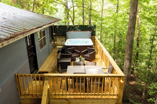 Tranquil & Stylish: Wineries, Hiking, 5min to Town, Hot Tub, Firepit, King bed