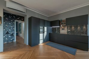 Frigorifero, forno, piano cottura, lavastoviglie