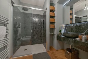 Dusche, Haartrockner, Bidet, Handtücher