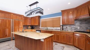 Køleskab, mikrobølgeovn, ovn, kogeplade