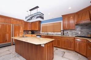 冷蔵庫、電子レンジ、オーブン、コンロ