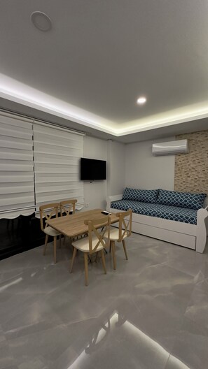 Apartamento, varias camas, cocina básica, en la zona del jardín | Edredones de plumas, colchones viscoelásticos, mobiliario individual