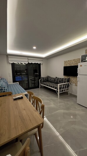 Appartement, Meerdere bedden, kitchenette, uitzicht op bergen | Woonruimte | Een 40-inch smart-tv met premium tv-zenders