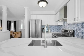 Réfrigérateur, four à micro-ondes, un four, surface de cuisson