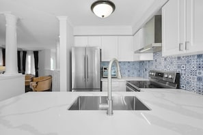 Réfrigérateur, four à micro-ondes, un four, surface de cuisson