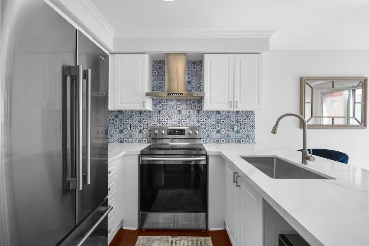 冷蔵庫、電子レンジ、オーブン、コンロ