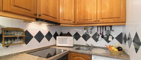 Een koelkast, een kookplaat, een koffiezetapparaat/waterkoker