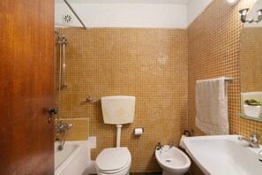 Shower, towels - Apartment 'Apartarment Azur' with Wi-Fi (Albufeira)