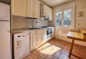 Een koelkast, een magnetron, een oven, een kookplaat