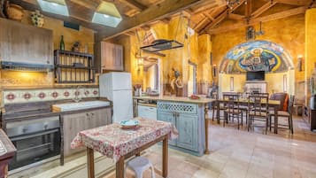 Een koelkast, een magnetron, een oven, een kookplaat