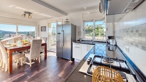 Een koelkast, een magnetron, een oven, een kookplaat