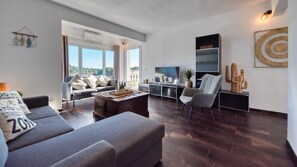 Een televisie en een tafeltennistafel