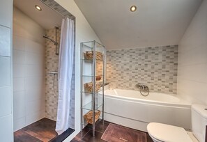 Shower, hair dryer, towels - Villa "Costacabana - Villa Madonna", Mountain View, Terrace, Private Pool & Wi-Fi (Lloret De Mar)